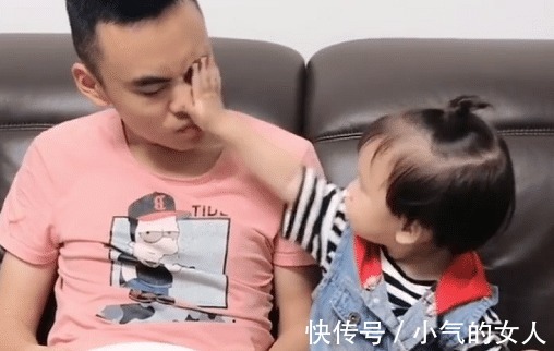偷吃|奶爸趁娃不注意“偷吃”,萌娃发现后“给一巴掌”的反应绝了