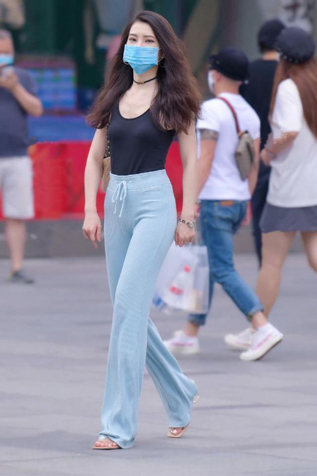 穿搭 低领口黑色紧身衣搭配阔腿裤,酷炫十足,迷人优雅