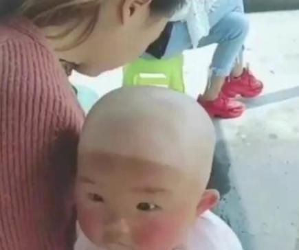 妈妈带着宝宝考驾照，半个月后孩子的模样亮了，网友小包拯