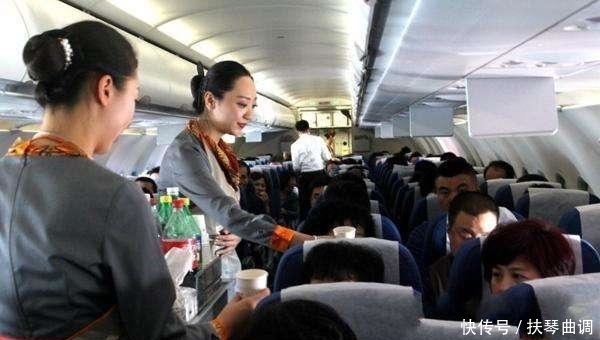 为什么空姐老拿个“打火机”边走边按？今天总算知道了