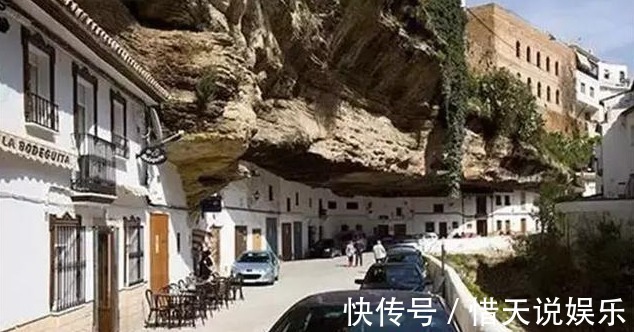 巨石|这小镇被“压在”巨石下600年，下雨不用伞，太吓人了