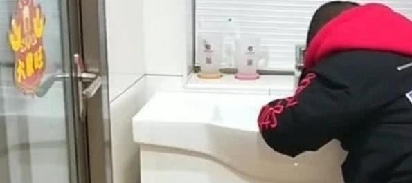 补课|宝妈发现儿子刷牙一动不动,十分钟还没刷完,走近后却忍不住泪目