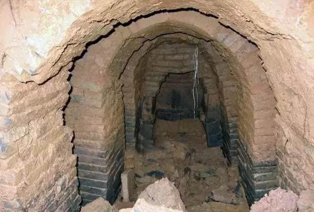 盗墓者|金缕玉衣那么值钱,为何盗墓贼古墓中发现时,只抽金丝不拿玉片?