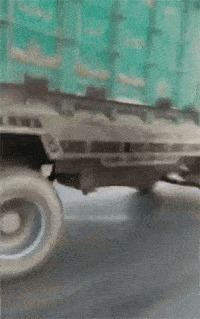 |搞笑GIF：都建功立业了，还是改不掉看见妹子就想抱的冲动