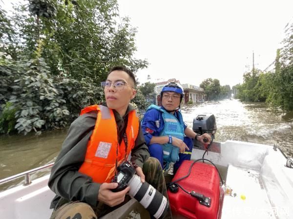 防汛|防汛救灾·报业记者在一线⑥丨大水中，他们当了一回“快递员”