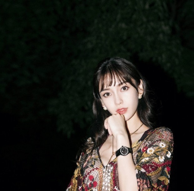 脱鞋 baby挑战“高跟拖鞋”,鞋子不顾脚后跟,走路只能靠驱!