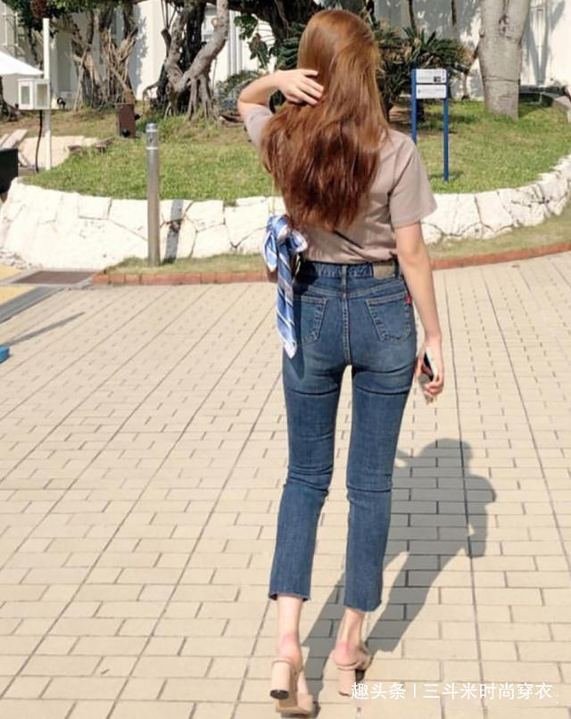 牛仔裤秀女性独有气质完美曲线，苗条好身材尽显，吸引路人无数！