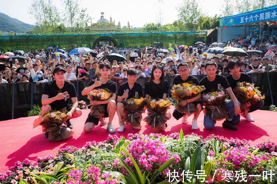 阿麦从军|国庆第二天浙江一景区人山人海，据说来了七位明星，看看谁来了