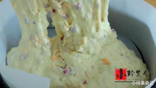 决定用燕麦片搭配一些食材做一款发糕，真的是太暄软了，松软香甜比面包还好吃，燕麦片你们都喜欢吃吗