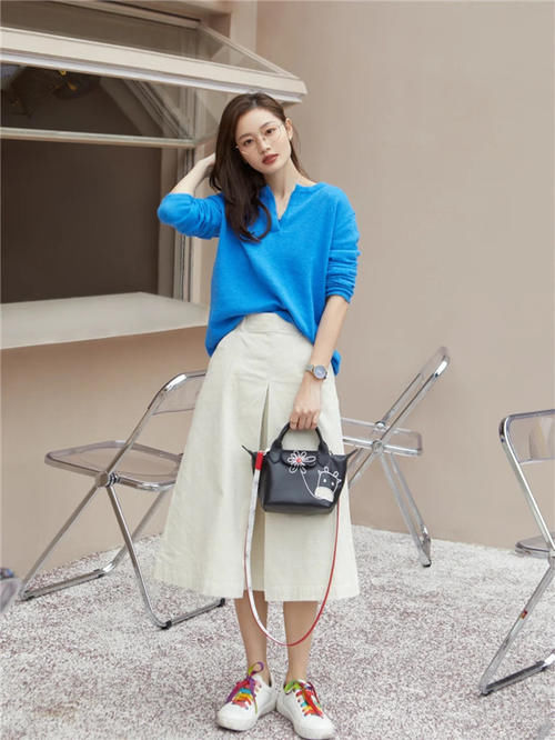 2021年早春“流行色”公布啦！时髦的女生早就穿上了，那么你呢？