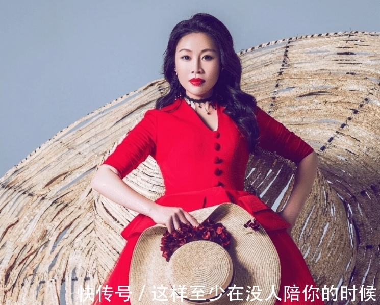 休闲装|41岁草帽姐升级当奶奶,穿T恤配短发看着挺精神,不打扮也没土味