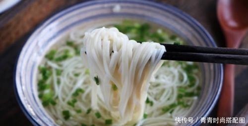 清汤面,面条直接煮就错了,难怪味道不好喝,大厨这样做才对