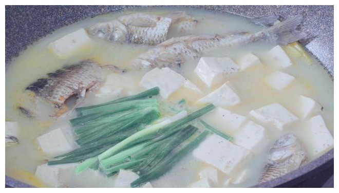 不管炖什么鱼汤,都不要直接加水炖,少了这一步,难怪汤色不浓白
