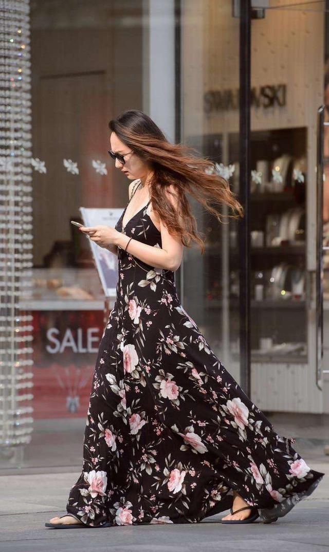 街拍:美女黑色休闲裤搭配蕾丝上衣,彰显年轻态和活力感