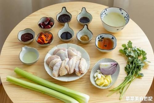 却不是当地小吃的，得知要10万加盟费后，先吃干锅鸡肉