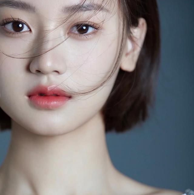 唇妆 怎么涂口红才好看?唇峰近显幼态,唇线内收更精致,提升高级感!