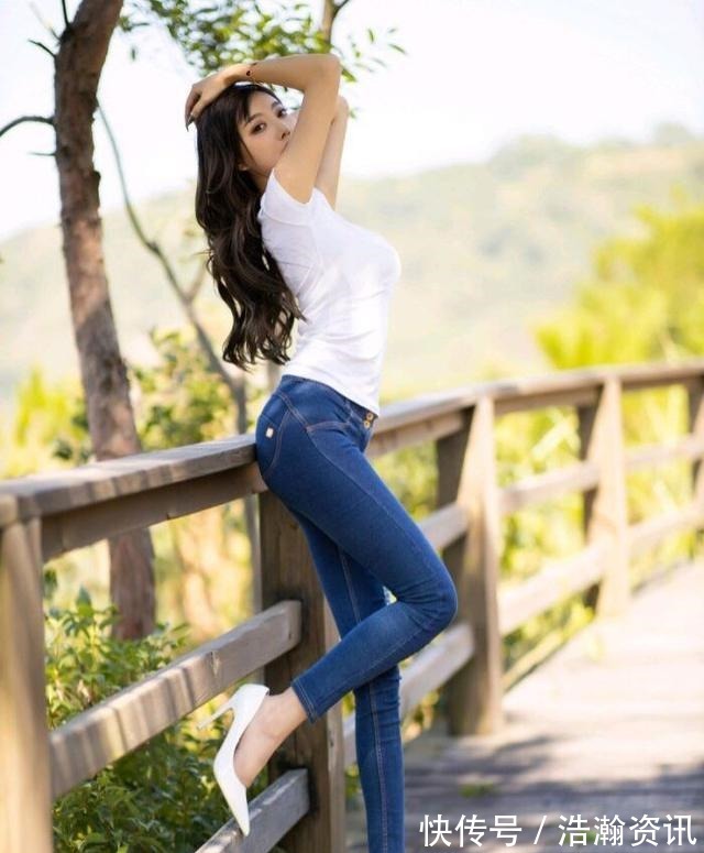 苗条|不要太时髦!紧身短袖+牛仔裤,做个温柔又野性的女人