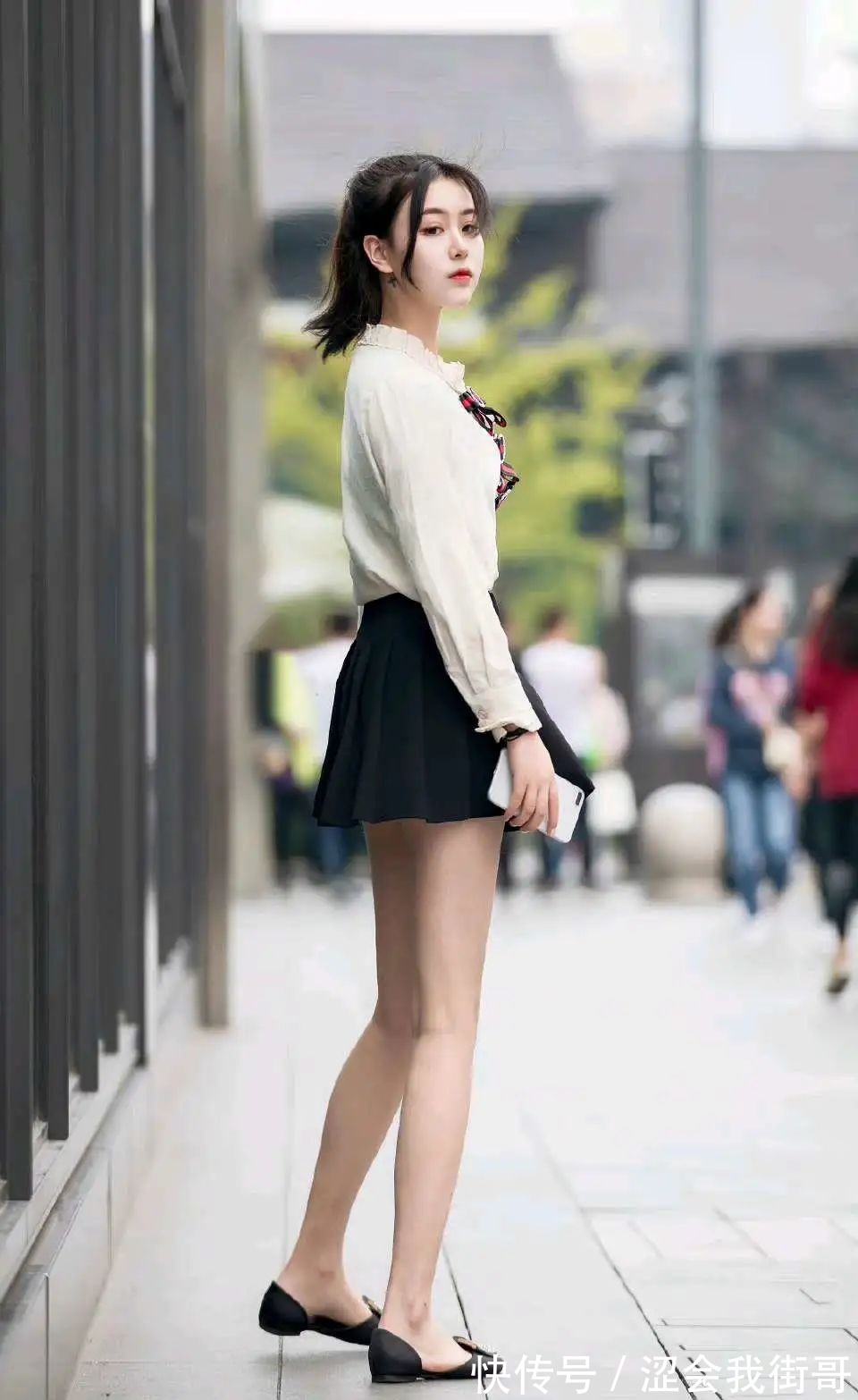 制服 街拍:冷酷制服美女