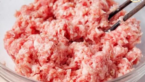 四喜丸子，原来加“馒头碎”是关键！如此做肉馅不松散，咸鲜酥嫩