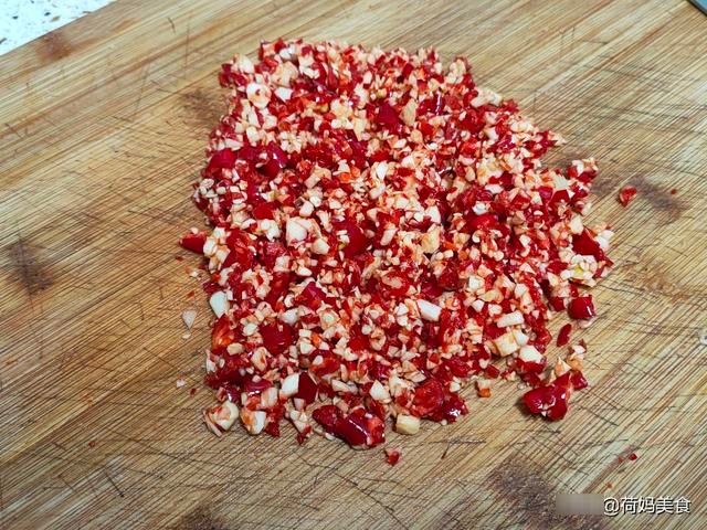 降温了，在家秘制一锅鱼头煲，鲜香入味又下饭，上桌夫妻俩抢着吃