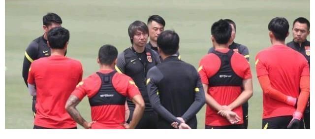 董方卓|从北大学者到知名导演,接连批判国足的背后,问题究竟出在哪?