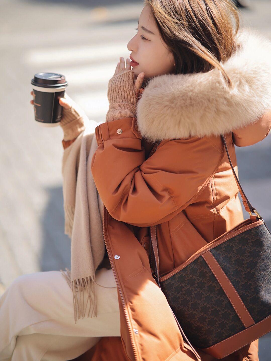 博主|“毛领羽绒服”才是最保暖的单品,软糯温柔又舒适,美得高级