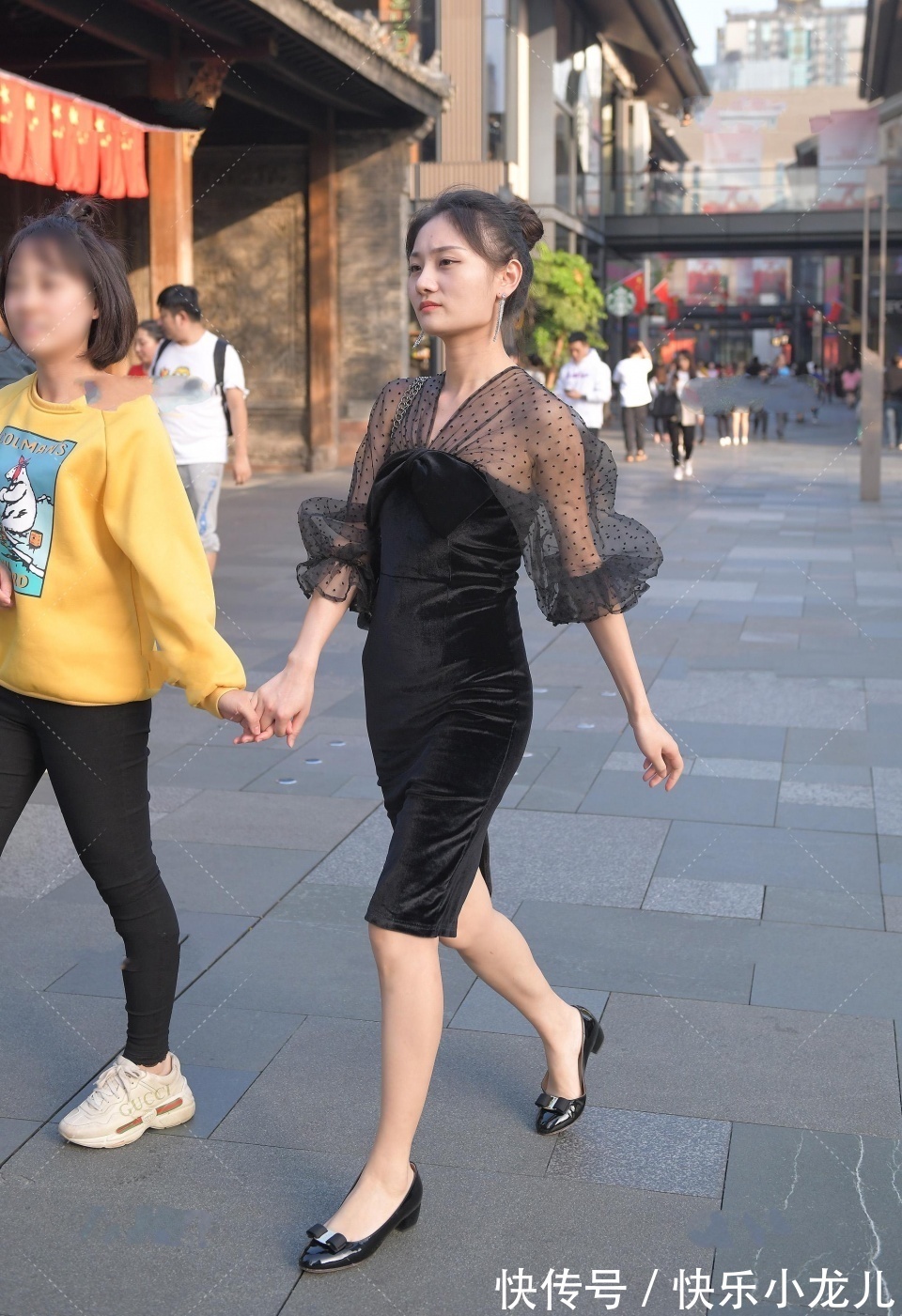 面料 黑色网纱波点裙搭配黑色鞋包,时尚优雅,尽显柔美身段
