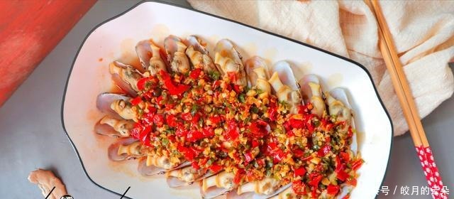 12块钱买500克蛏子,简单一蒸5分钟就上桌,肉质鲜美,吃着很过瘾