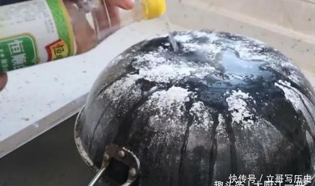 炒锅锅底不管多黑，教你一招，立马焕然如新，连洗洁精都省了