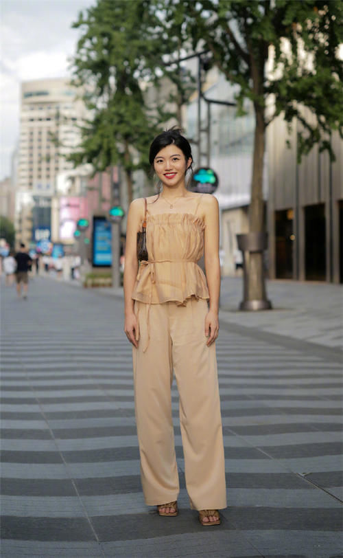 高跟鞋 入秋后凉鞋就收起来吧!今年流行的“方头靴”,时髦不说还显腿长