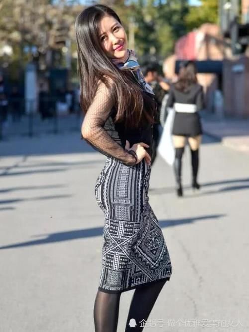 难看|都说苗条身材的女人穿黑丝袜特别美,但你见过连衣短裙配黑丝袜吗,真难看