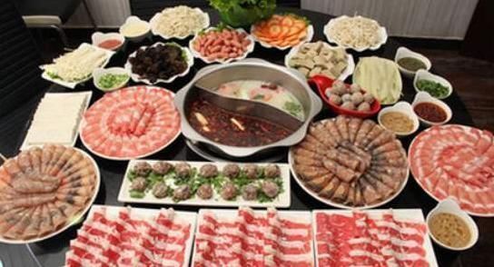 服务员|吃海底捞时,服务员“最怕”遇到的4种人,老板下次别让他进门