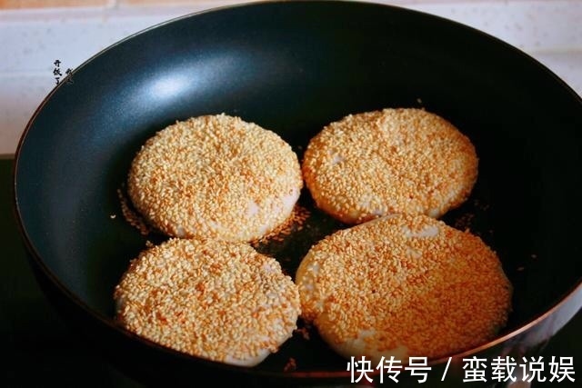 酥到掉渣的烧饼,平底锅就能做,每次一斤面,咸香酥脆,出锅必光