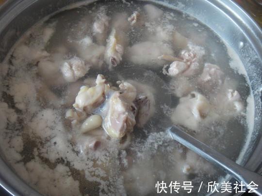 肉制品|炖鸡汤,别直接加水!教你炖鸡汤的正确方法,汤浓味儿鲜,不油腻
