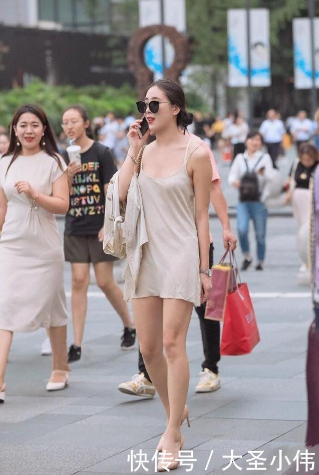 凉快|美女街拍为了凉快,小姐姐把吊带衫当“裙子”穿,看着还真挺像那么回事的