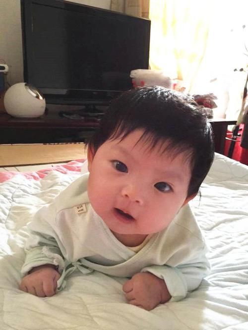 医院|半岁男婴总紧握拳头,奶奶感觉不对后立刻送去医院,医生:来晚了