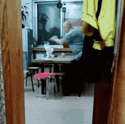 |搞笑GIF趣图:老妈说,男孩子的房间要简单一点,没毛病啊