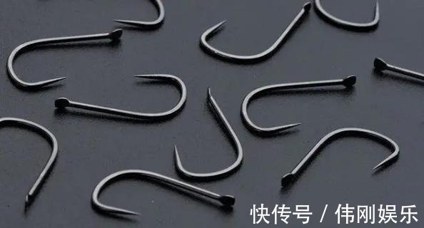 钓鱼新手使用鱼钩的最大误区：别再用伊豆钓鲫鱼，钩型必须这样选