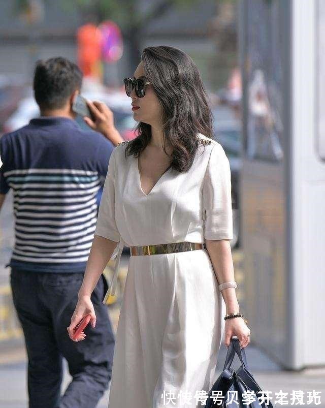 牛仔打底裤 黑色裸肩吊带搭配黑色牛仔打底裤,时尚之余比较活泼,修身显身材!