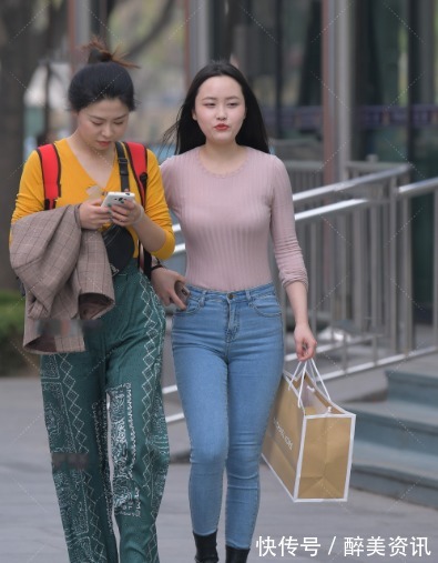 牛仔裤|浅粉色针织衣搭配修身牛仔裤，青春洋溢，展现温柔气质