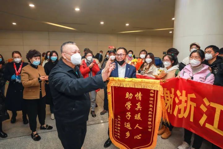 包机|杭州，我们回来了！首班西安学子返乡包机抵达杭州机场