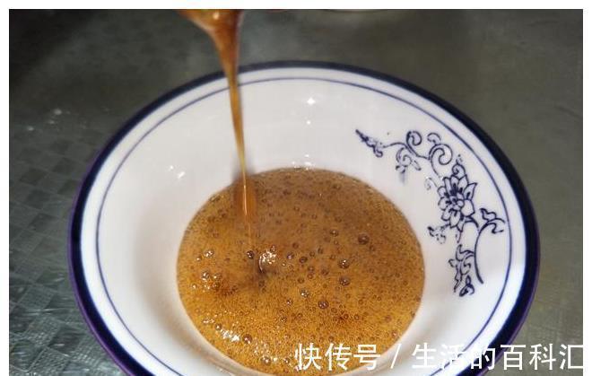 炒糖色时,直接放糖就不对!多加这1步,糖色又红又亮,味不苦