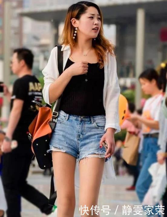 街拍皮肤白皙的美女,身穿个性条纹连衣裙,尽显婀娜多姿的好身材