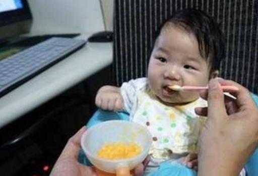 鲜牛奶|8个月孩子肠坏死,原因竟是吃错辅食,这3种食物尽量别给娃吃