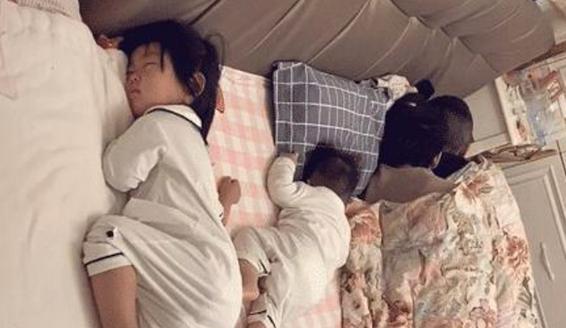 意外|一家四口“真实”睡觉照火了,网友父母才是真爱,孩子都是意外