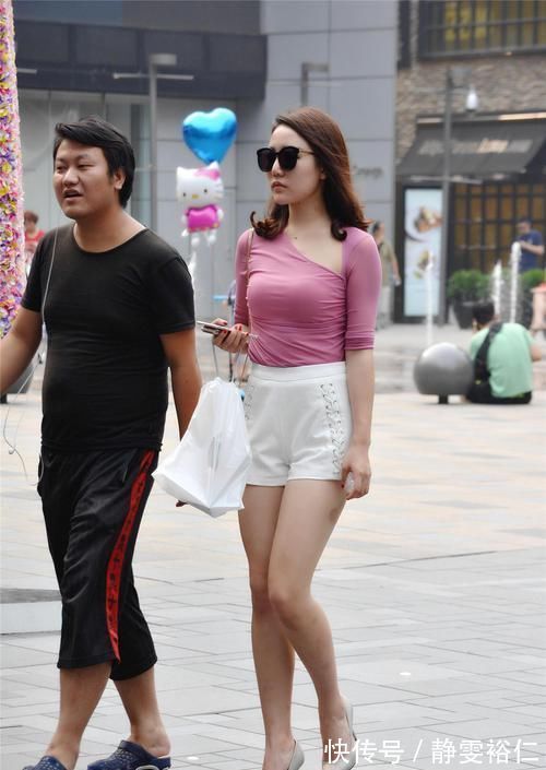 搭配 丰腴身材穿着尖头细跟鞋,搭配高腰短裤,更显气质