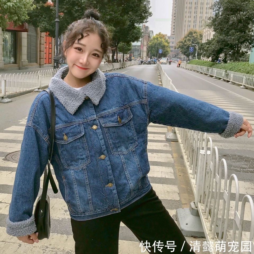 女人味 今年流行这么穿:羊羔毛外套阔腿裤,配短靴,别说,简直美上天