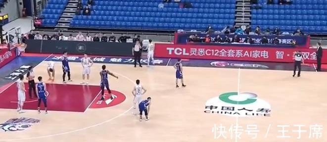对骂|CBA冲突不断,两位名帅场边对骂,辽粤3人被驱逐,胡明轩垫脚争议