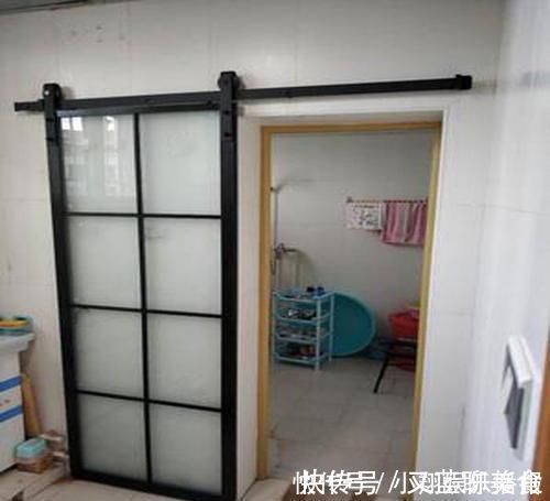 推拉门|卫生间万万不要装平开门,聪明人都懂用这种门代替,实用又好看