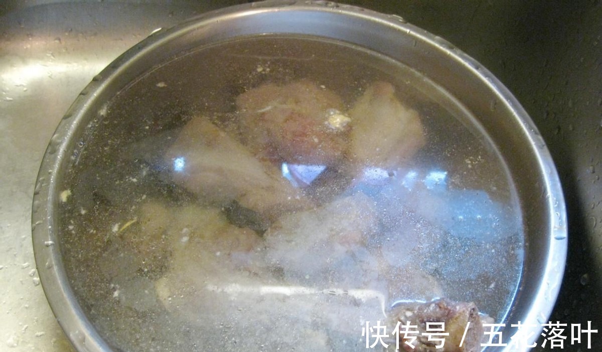 清炖羊肉,汤浓而鲜,肉烂不腻,秋冬进补还得吃羊肉!